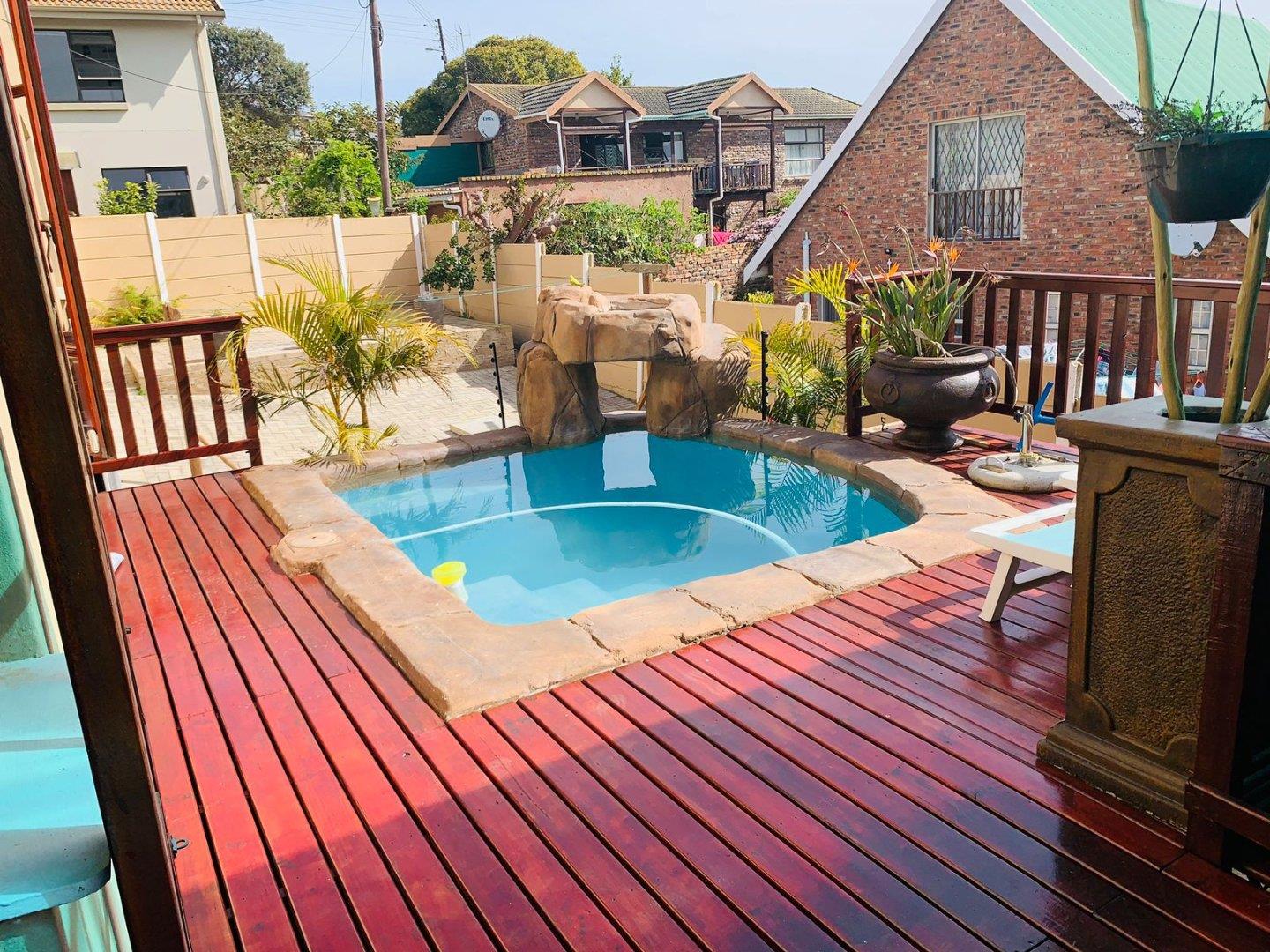 4 Bedroom House for sale in Fraaiuitsig