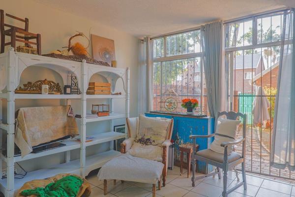 Discover the perfect blend of comfort and convenience in this stylish duplex, ideal for professionals or couples. The upper floor ...
