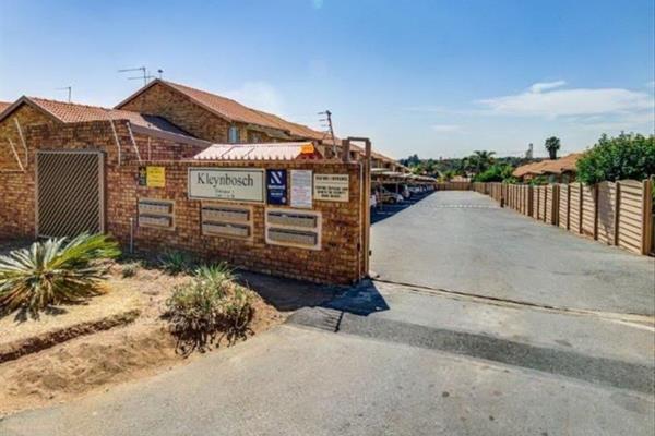 This neat simplex townhouse is located in a secure complex with 24-hour security ...