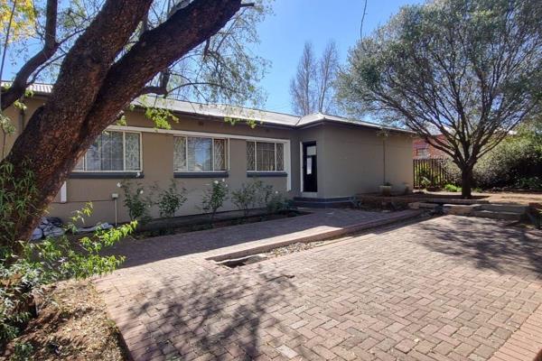 This cozy and beautiful 3-bedroom house is available to rent in the popular suburb of Bayswater. 

Step into a welcoming open plan ...