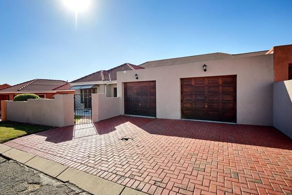 This  freestanding home is set in a secure estate - Michael Angelo, Noordwyk. The home ...