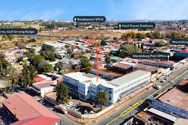 Situated just 1 km from the CMR Golf Course and near the Maraisburg off-ramp, this ...