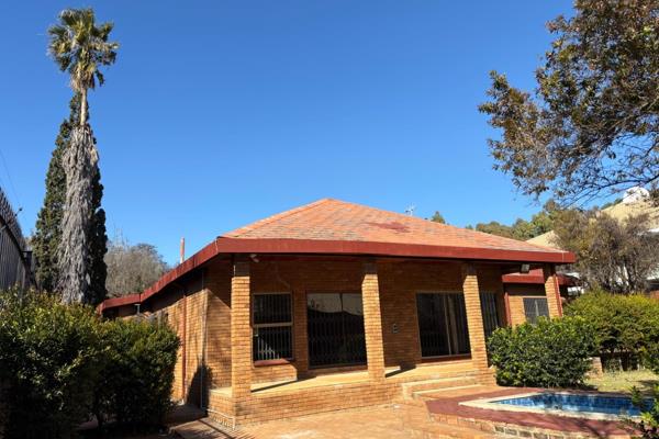 Property Features:
Bedrooms: 4 generously sized bedrooms
Bathrooms: 3 modern bathrooms
Living Areas: Comfortable lounge and separate ...