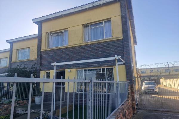 Immaculate spacious unit. Bottom floor consists of Lounge, Dining room and Kitchen with new cupboards.
Upstairs are 3 Bedrooms and full ...