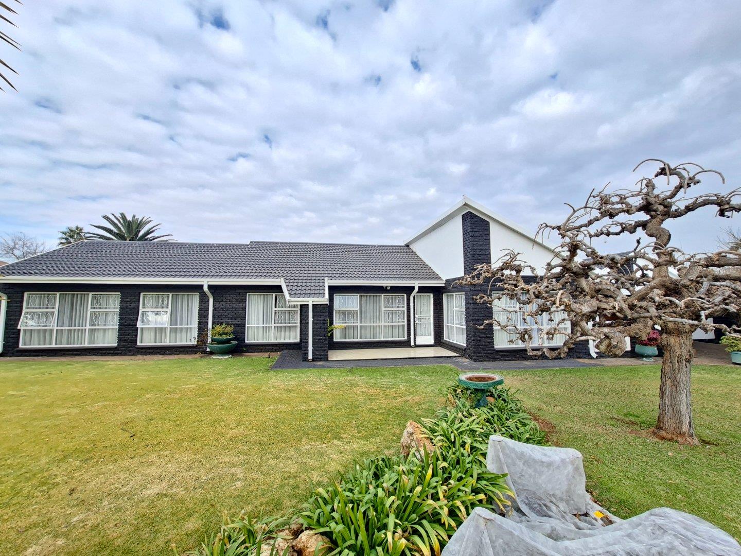 4 Bedroom House for sale in Meyerton Ext 6 - P24-116156206