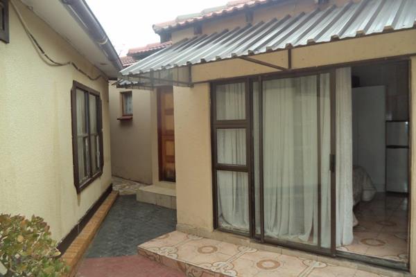 Modern 3-Bedroom Home + 2 Flatlets  and  Cottage in Southfork Estate  and ndash; ...