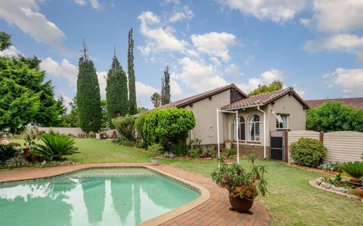 4 Bedroom House for sale in Farrarmere
