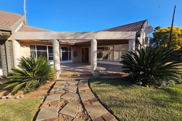 Spacious  4-bedroom house available for rent in Flamwood. This property boasts two built-in braai areas and three patios. The kitchen ...