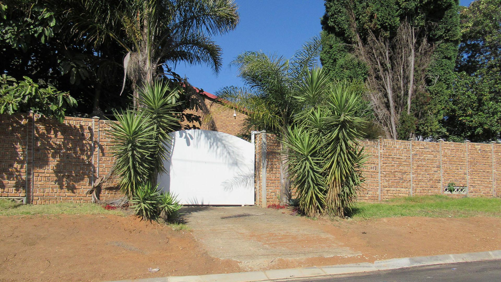 4 Bedroom House for sale in Radiokop - P24-116185326