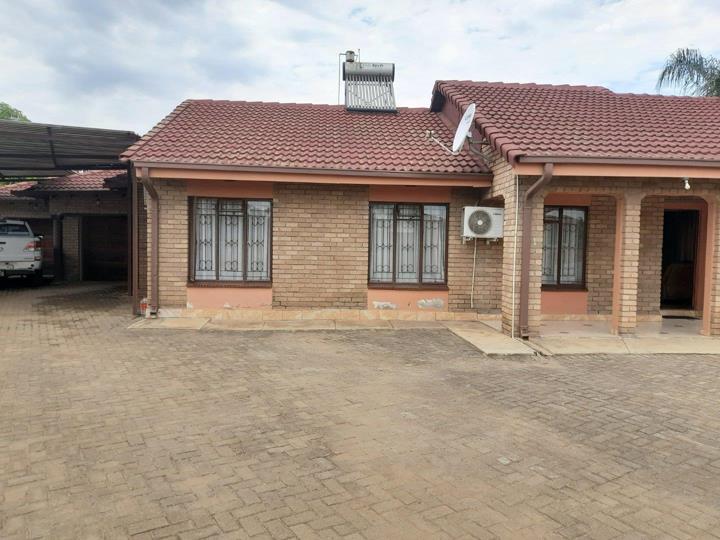 4 Bedroom House for sale in Giyani E - P24-116193042