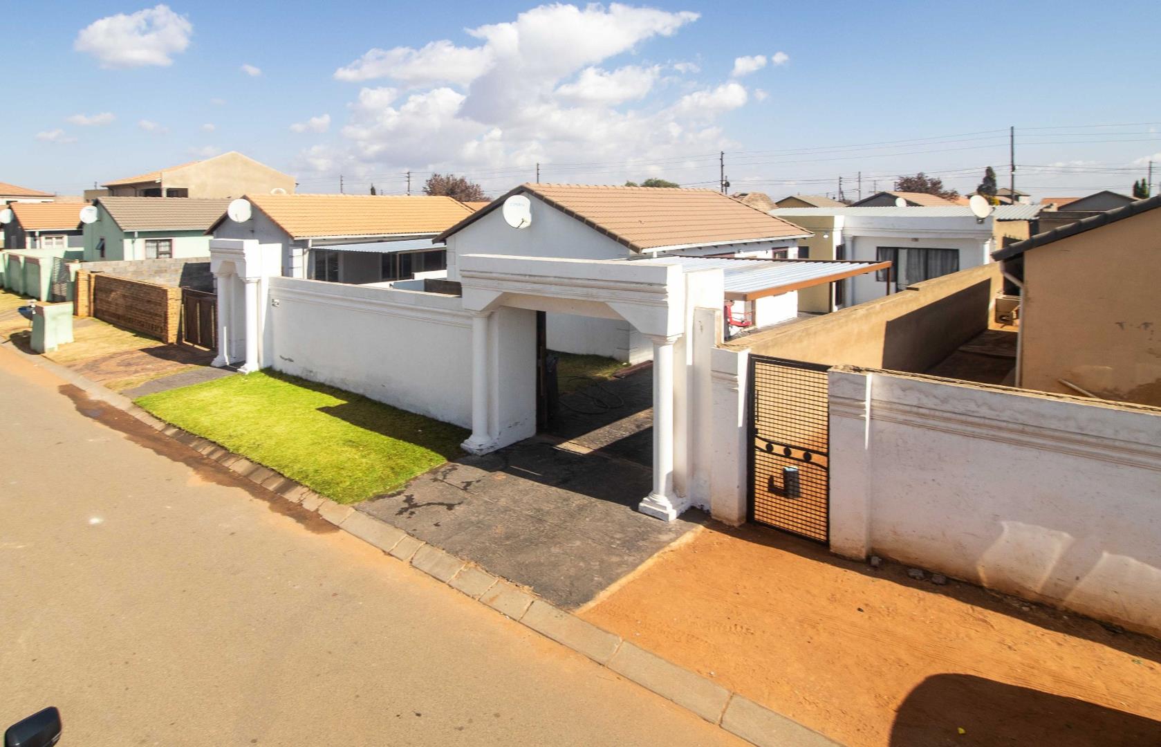 5 Bedroom House for sale in Protea Glen - P24-116206342