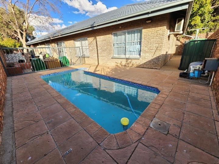 3 Bedroom House for sale in Labram - P24-116209389