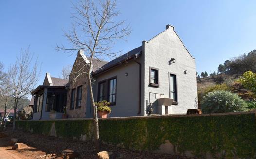2 Bedroom House for sale in Dullstroom