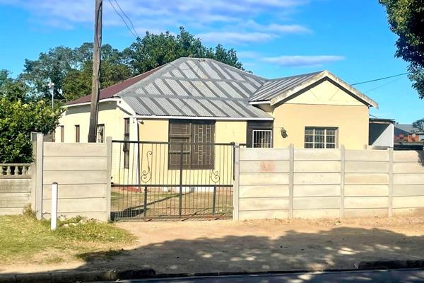 Apply for business / commercial rights.

Two separate entrances to the property.

Photos of the inside of the house are ...