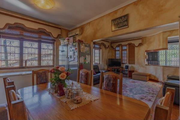 SPACIOUS HOME WITH FLATLETS &amp; PARKING GALORE – INVESTOR’S DREAM OR FAMILY GEM

This versatile 3-bedroom home offers the perfect ...