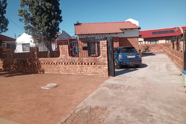 Discover your new home in the heart of Winterveld, a vibrant community offering convenience and comfort. This charming house is perfect ...