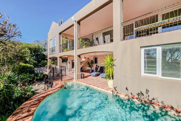 Perched high in the sought-after suburb of Oranjezicht, this expansive family home offers breathtaking panoramic views and a lifestyle ...