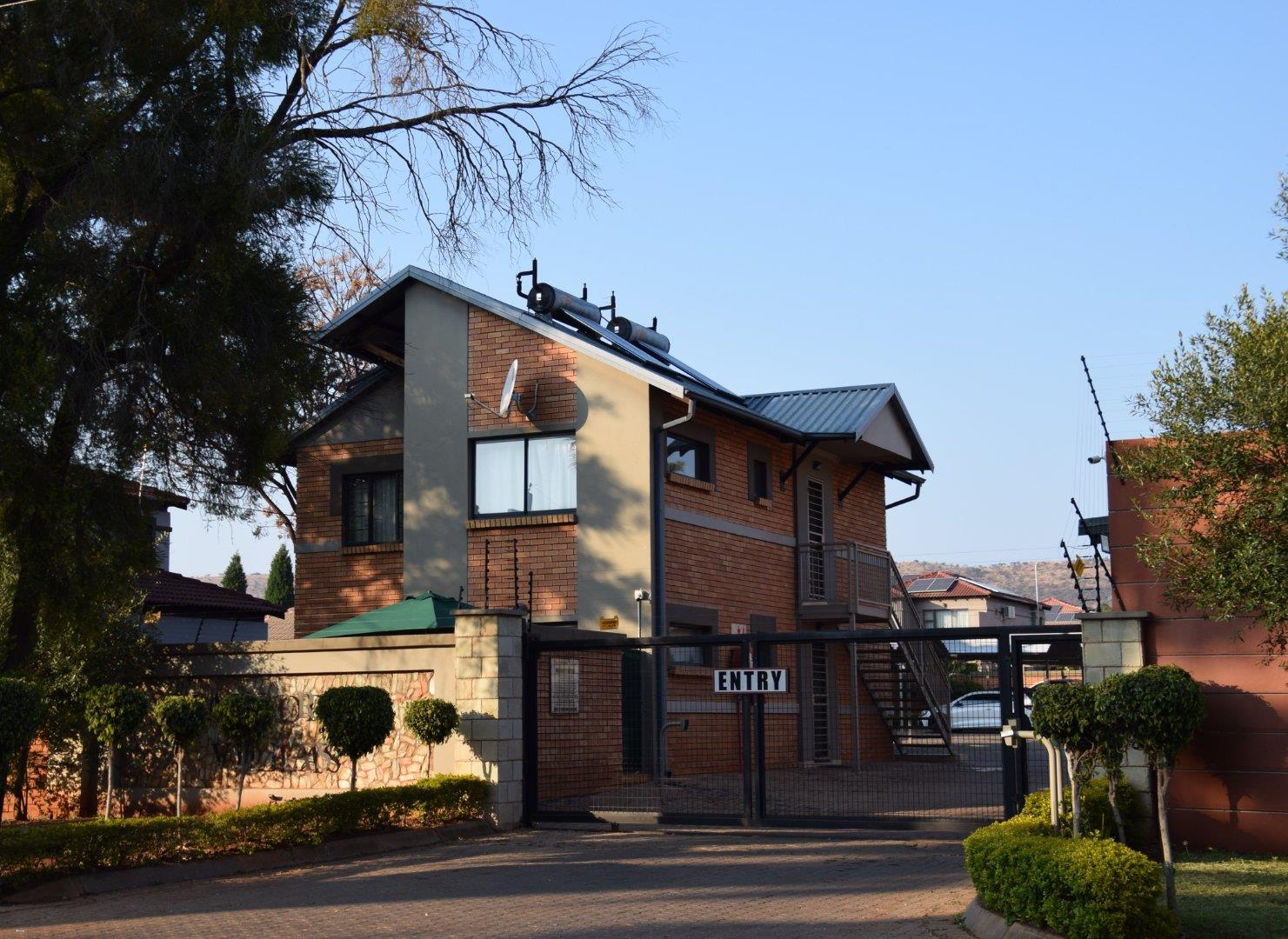 3 Bedroom Townhouse for sale in Annlin - P24-116241009