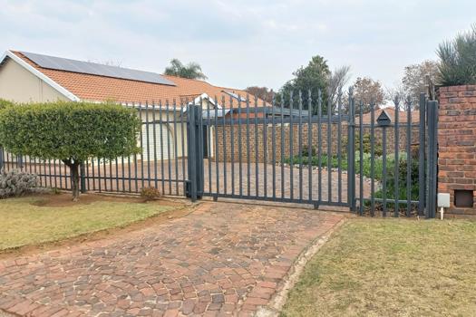 3 Bedroom House for sale in Klippoortje