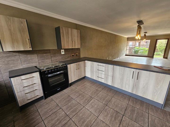 2 Bedroom Townhouse for sale in Three Rivers - P24-115199222