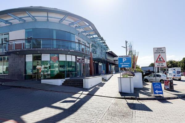 This 155m2 top-floor office space offers an excellent opportunity for a business seeking prime visibility and convenience in the heart ...