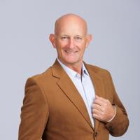 Agent profile for Simon Lee