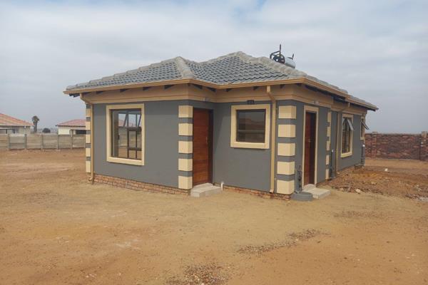 NEW DEVELOPMENTS for sale in WINDMILL PARK, BOKSBURG.

Full Tittle Stands.

Buy straight from the developer.

Prices From R795 000 upwards.

Garage not included.

Brand NEW Houses.

FULL TITTLE STANDS,

Transfer fees and bond fees included in the purchase ...