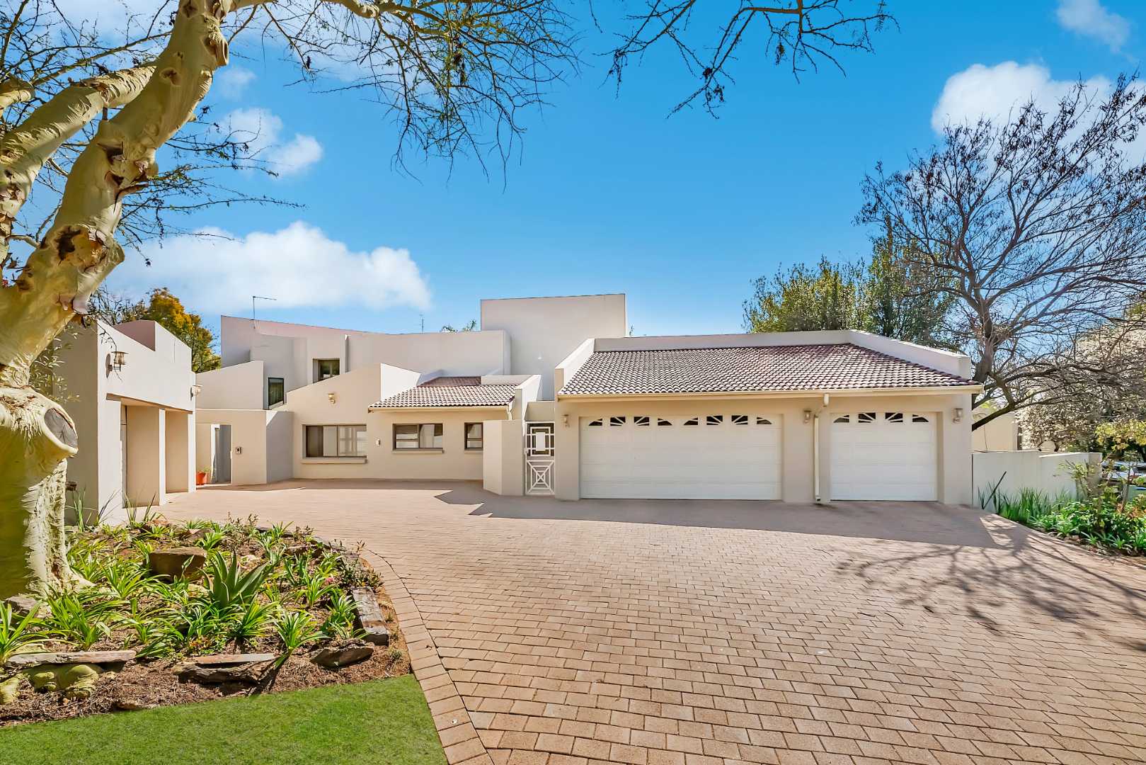 6 Bedroom House to rent in Fourways Gardens - P24-116290686