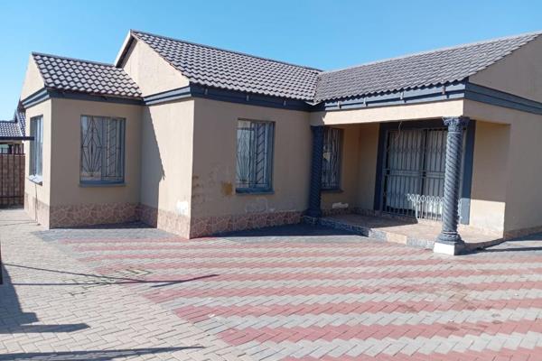 A lovely 3 bedroom family home with a garage 

Life time opportunities are very few when they present them self we must act very ...