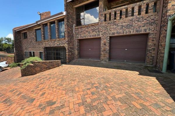 This Lovely 1 bedroom, 1 Bathroom apartment is located in Glenvista.
Close to shops ...