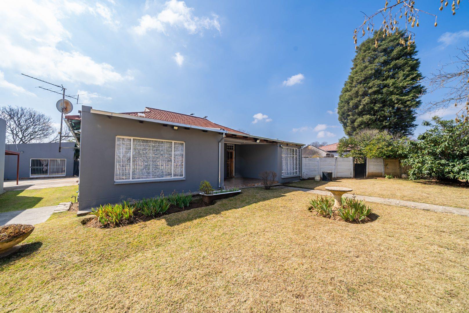 5 Bedroom House for sale in New Modder - P24-116310192
