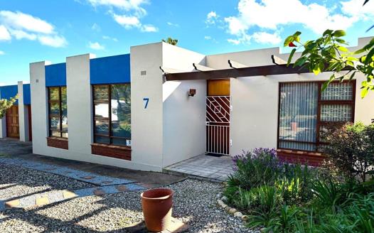 4 Bedroom House for sale in Bergzicht