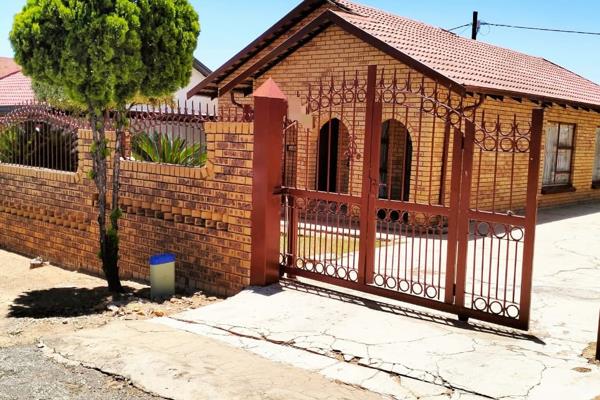 3 bedrooms house for sale in mabopane.

Location: Mabopane Sun Valley 

Price: R 599,000

- Erf size: 3.04sqm
- Floor: 60 sqm
- ...