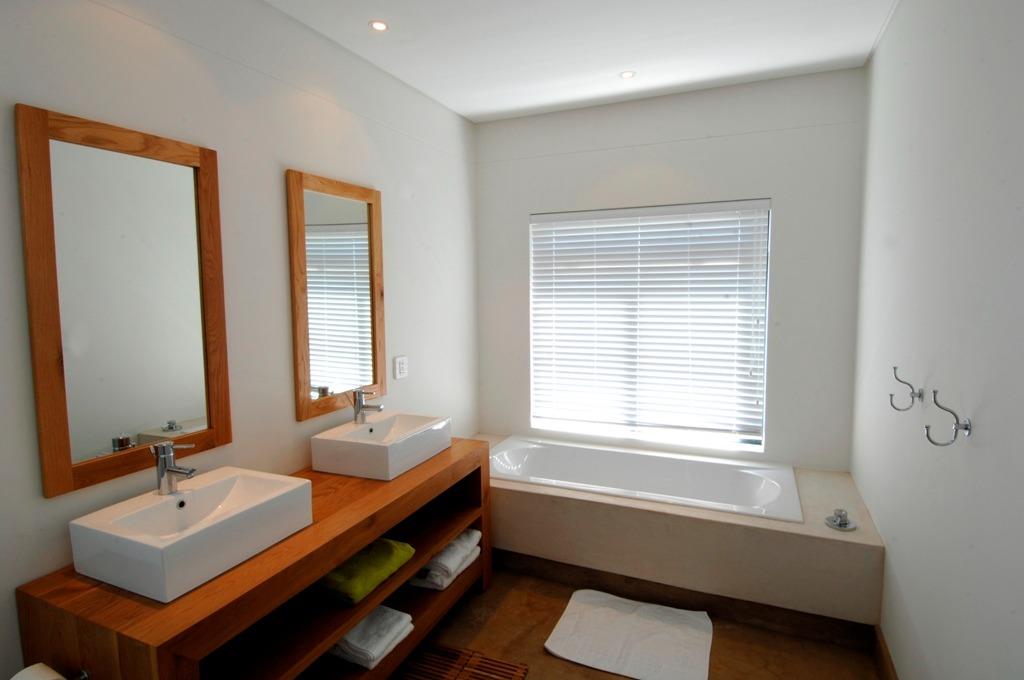 Photo of 5 Bedroom House to rent in Robberg Beach