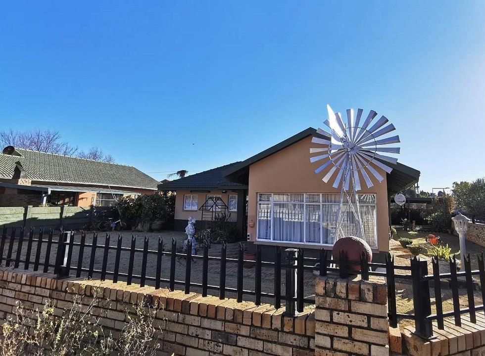 3 Bedroom House for sale in Stilfontein Ext 4 - P24-116364336