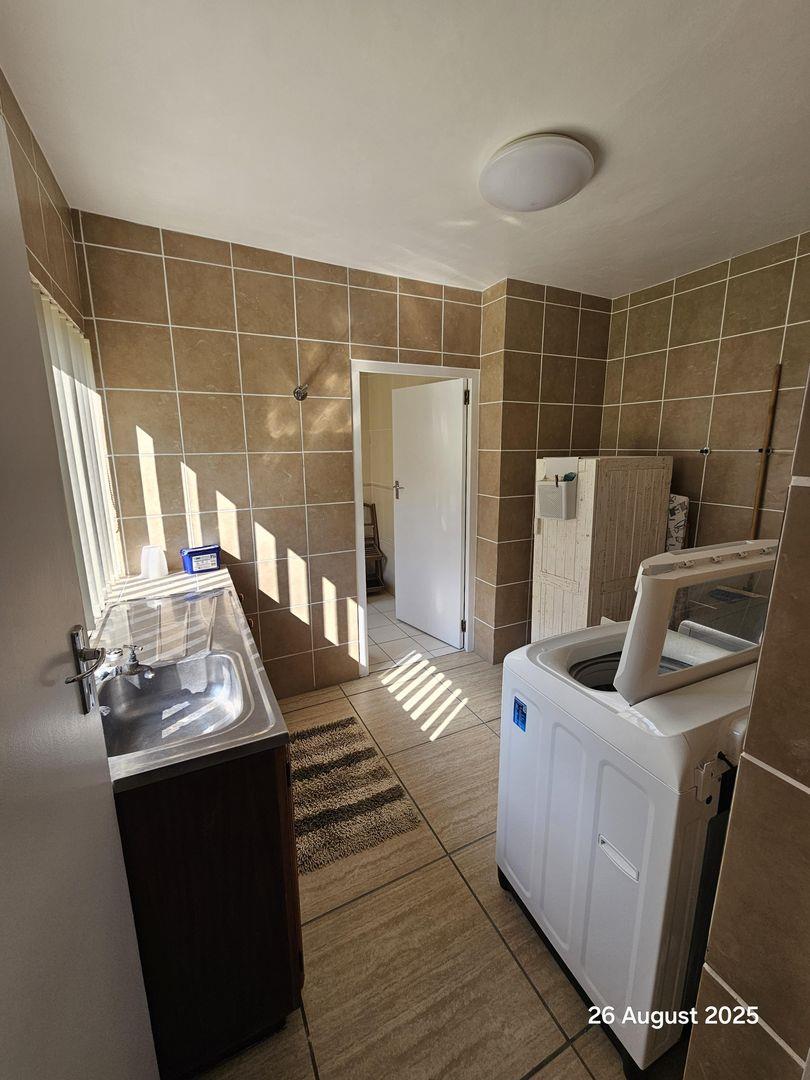 6 Bedroom House for sale in Jongensfontein