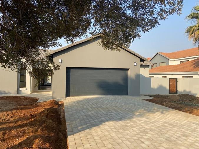 5 Bedroom House for Sale in Silverwoods Country Estate