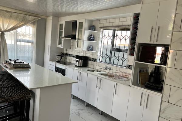 This versatile massive property offers the perfect blend of comfortable family living, spacious house boasts a large lounge, dining ...