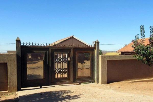 The property is situated in Mabopane Odinburg Gardens, close to morula view complex, Mabopane square and Tshwane college. 

The yard is ...