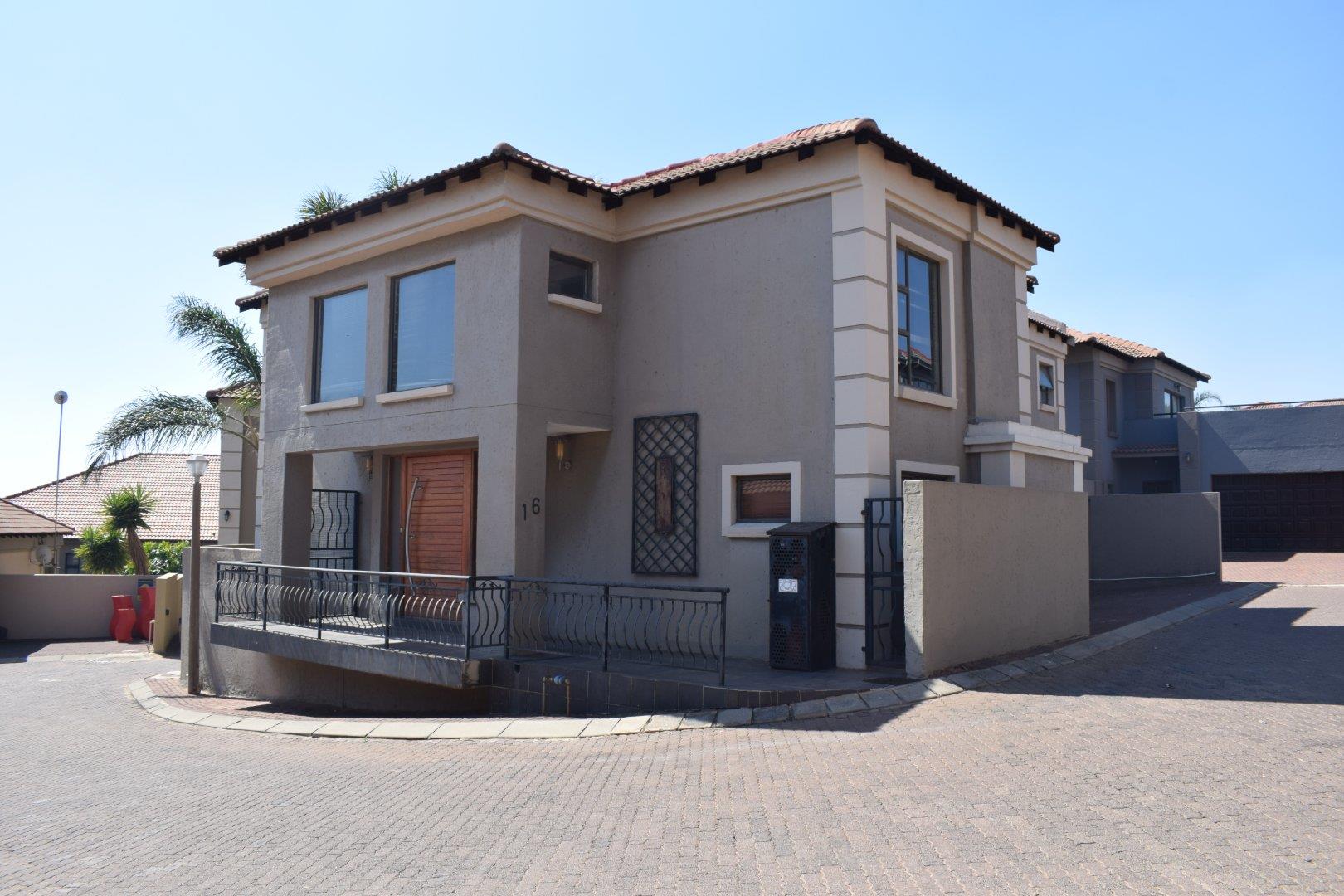 4 Bedroom House for sale in Reyno Ridge - P24-116389927