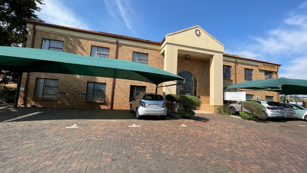 Commercial property for sale in Ruimsig - 72 Hole-In-One Avenue - Roodepoort