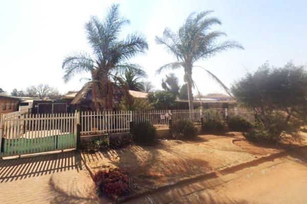 A true renovator’s dream !!!

Spacious 5-Bedroom Home with Flatlet &amp; Entertainment ...