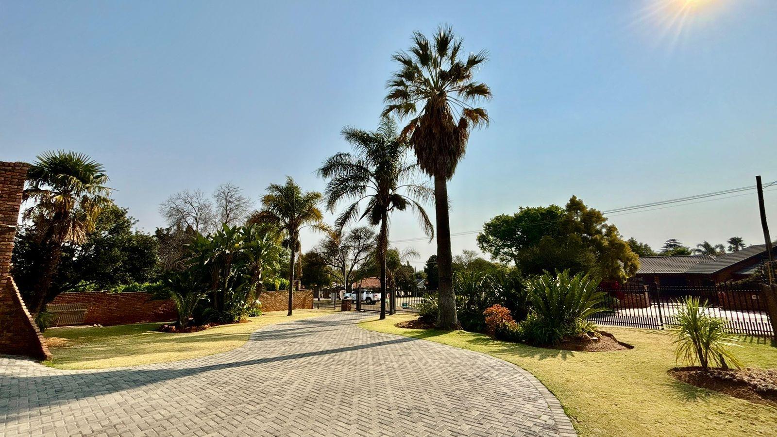 4 Bedroom House for sale in Wingate Park - P24-116404345