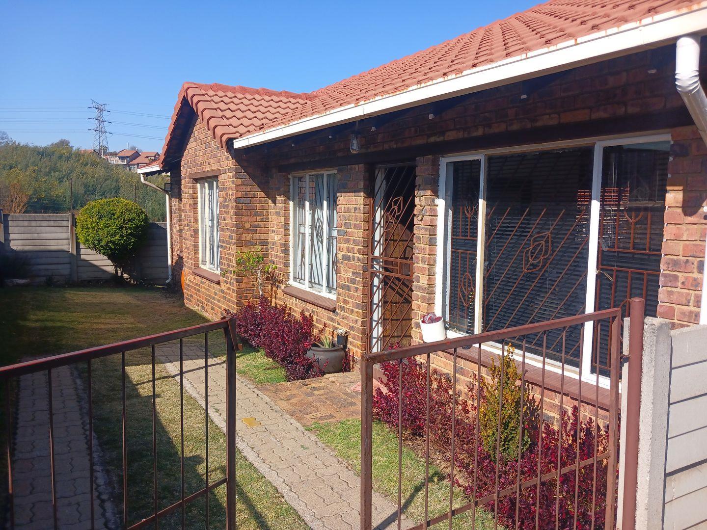 3 Bedroom Townhouse for sale in Mondeor - P24-116408879