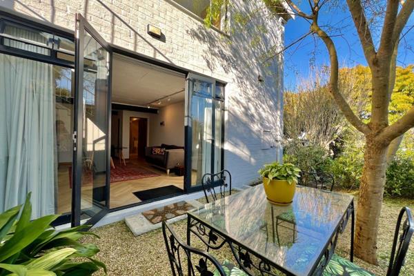 Modern apartment, situated in a quiet neighbourhood.  The space has all the luxuries that you need, but no clutter. You will be spoiled ...