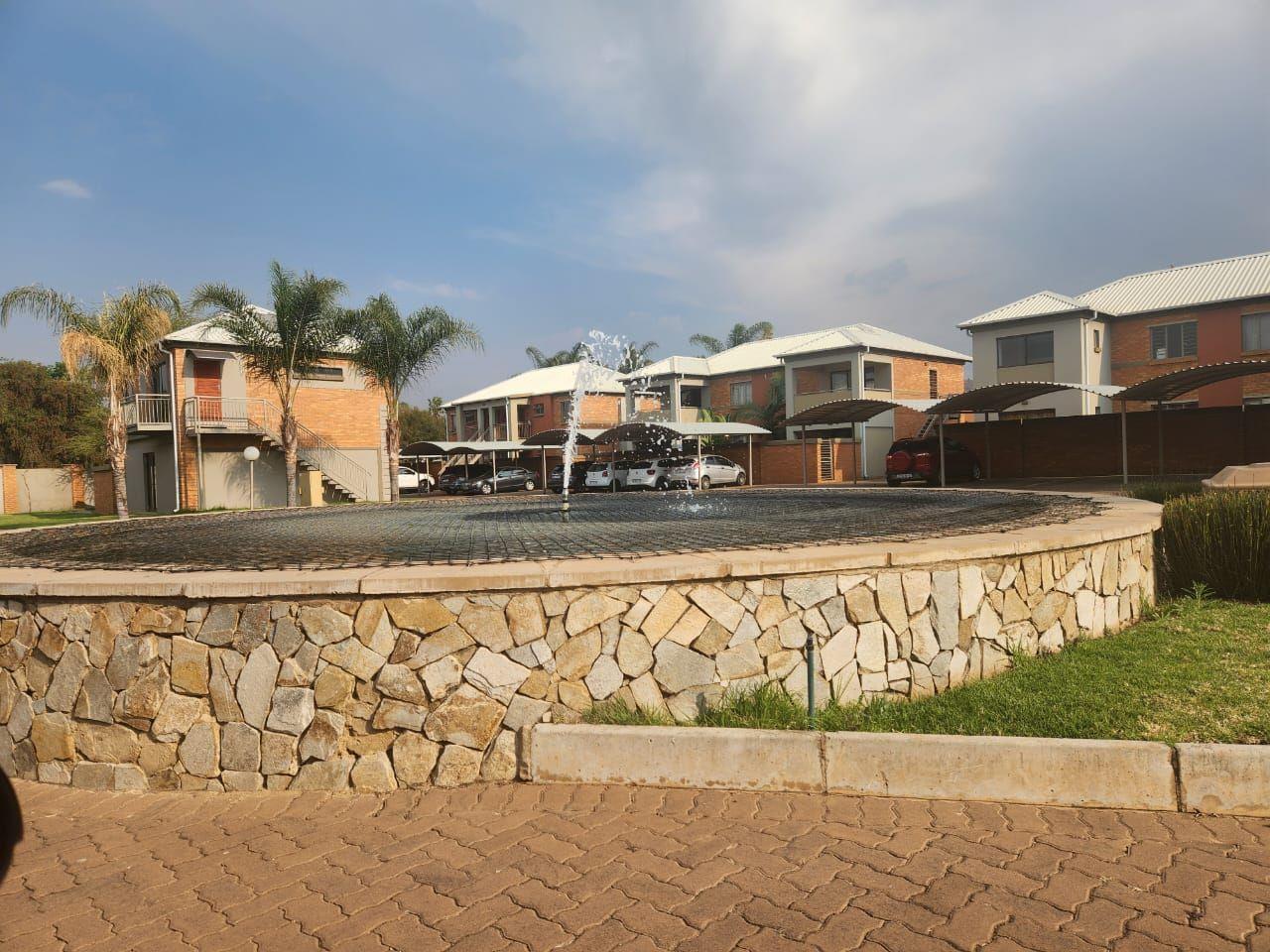 2 Bedroom Townhouse for sale in Andeon - P24-116419541