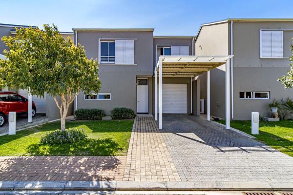 Welcome to this charming full-title duplex in the heart of the sought-after Somerset Lakes Estate. Designed for both comfort and convenience, this three-bedroom, two-bathroom home strikes the perfect balance between modern living and a relaxed lifestyle.

Step inside and ...