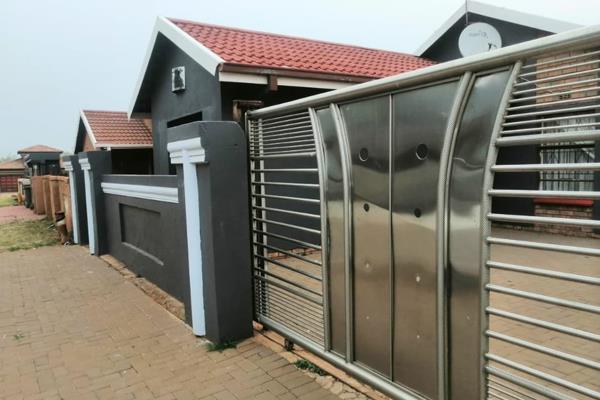 Situated on a 264m2 stand, this well-kept 3-bedroom, 2-bathroom home offers comfortable living with practical features for everyday ...