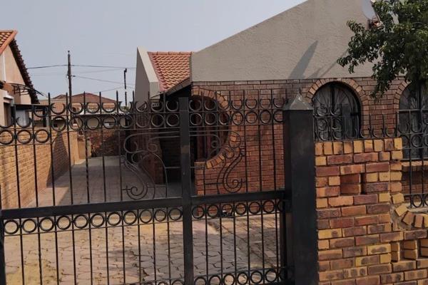 This beautiful and spacious home ideal for a big family is for sale in Lebanon, Mabopane.
The property offers the following,
* 4 ...