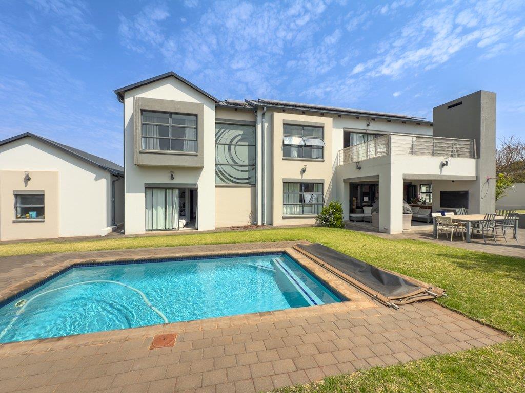 4 Bedroom House for sale in Midstream Ridge Estate - P24-116428920